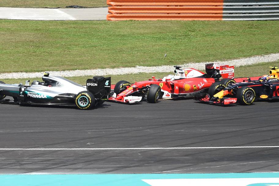 Vettel non riesce a frenare bene e colpisce la Mercedes di Nico Rosberg. Getty